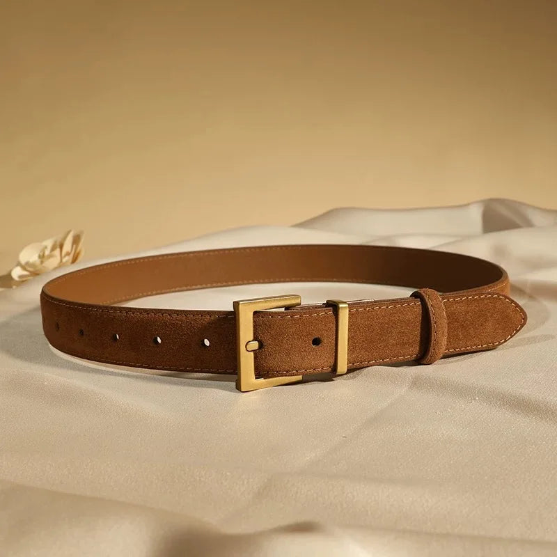 La Victoire — Détail boucle argentée cuir suédé